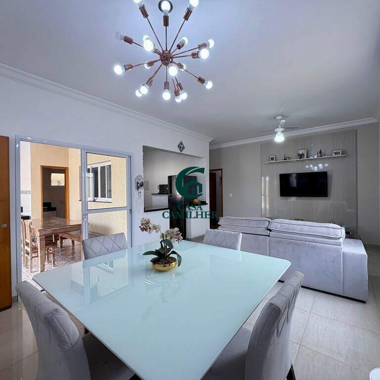 Casa à venda no Piracangaguá: 