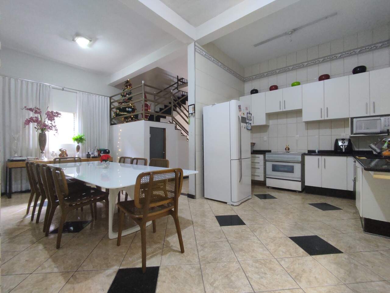 Casa à venda no Milionários: Casa à venda, 04 Quartos com suíte e piscina, Milionários - Barreiro/MG