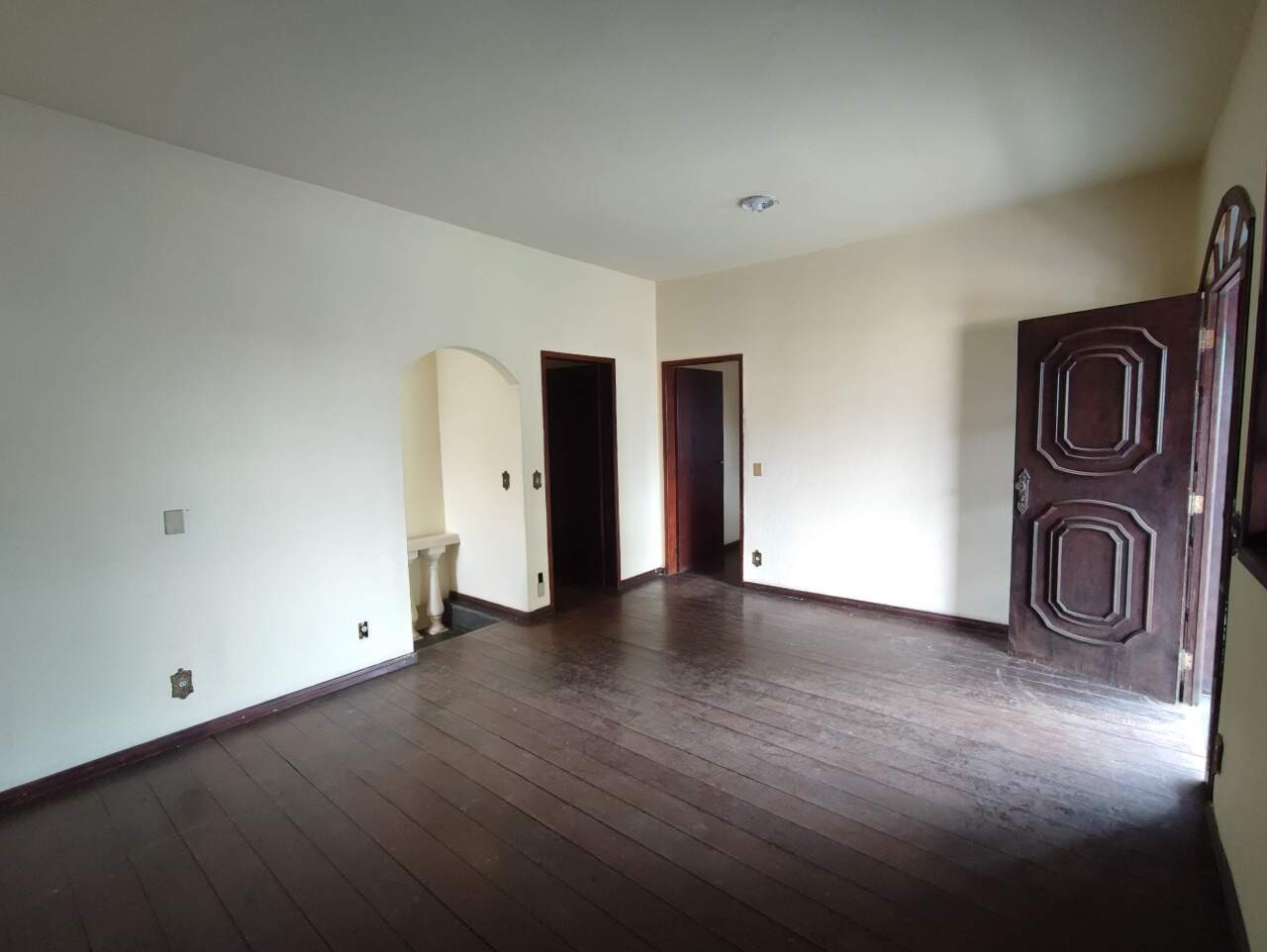 Casa para aluguel no Brasil Industrial: Casa duplex para alugar, 05 Quartos sendo 01 com suíte no bairro Brasil industrial região do Barreiro.