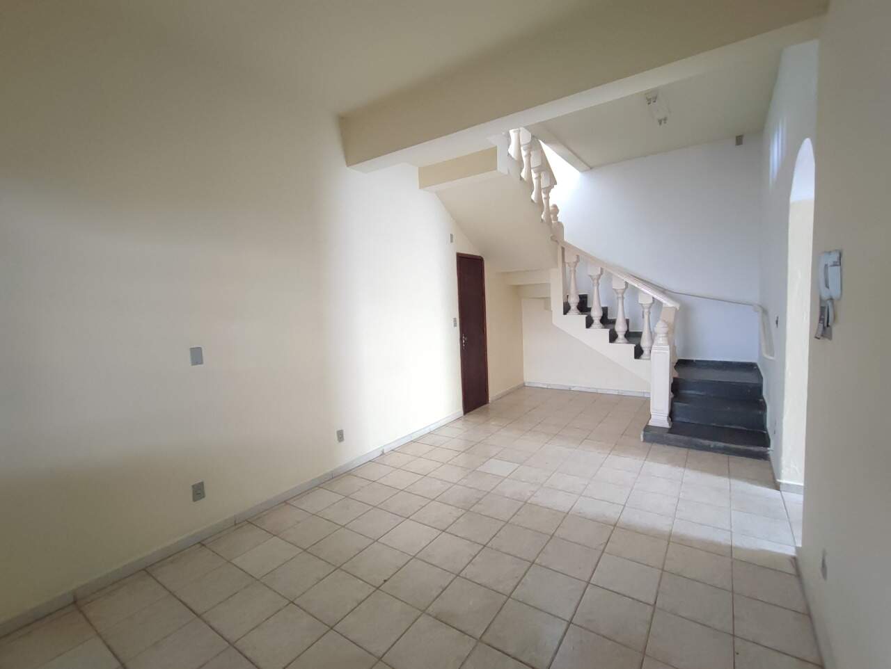 Casa para aluguel no Brasil Industrial: Casa duplex para alugar, 05 Quartos sendo 01 com suíte no bairro Brasil industrial região do Barreiro.