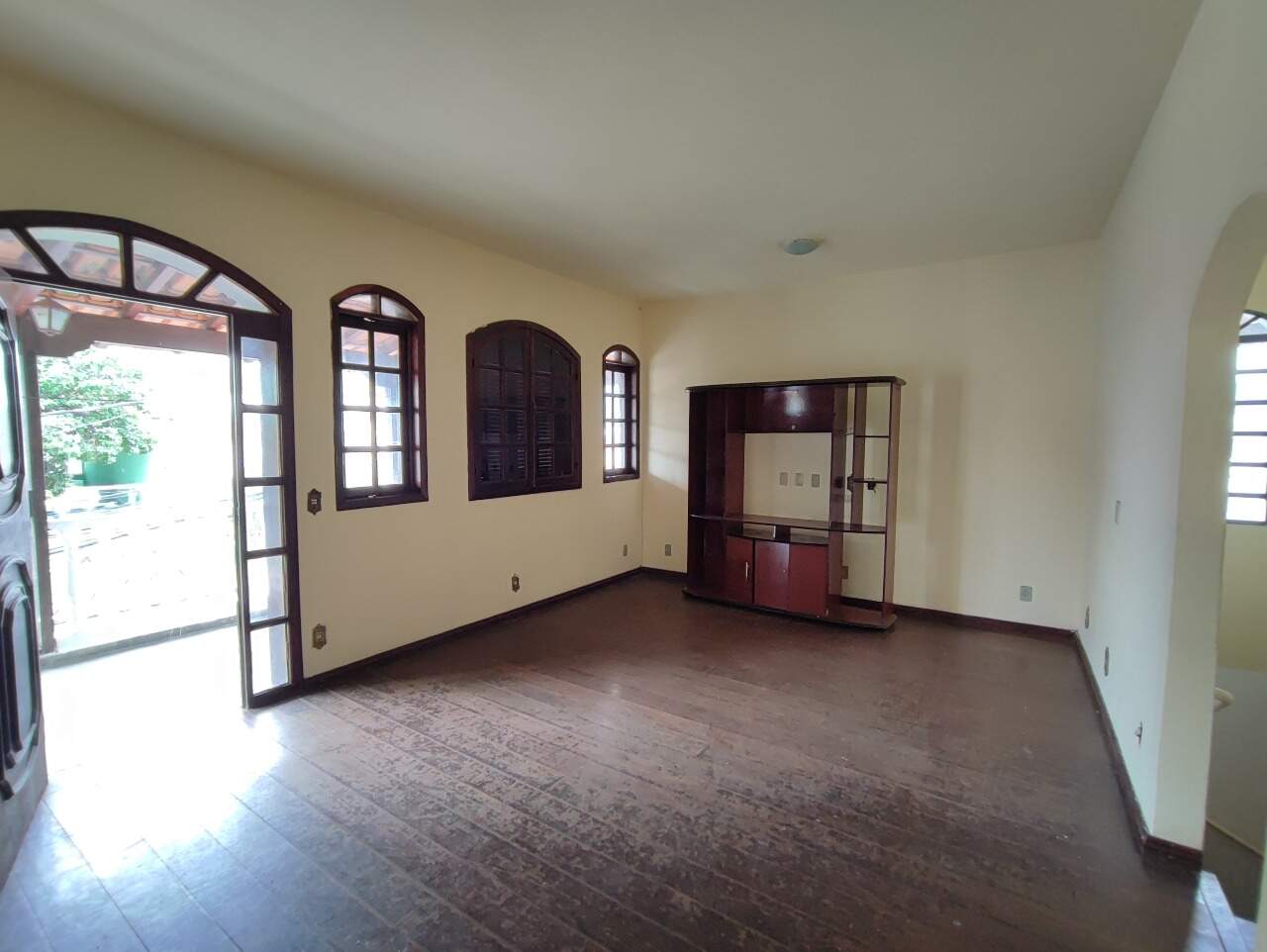 Casa para aluguel no Brasil Industrial: Casa duplex para alugar, 05 Quartos sendo 01 com suíte no bairro Brasil industrial região do Barreiro.