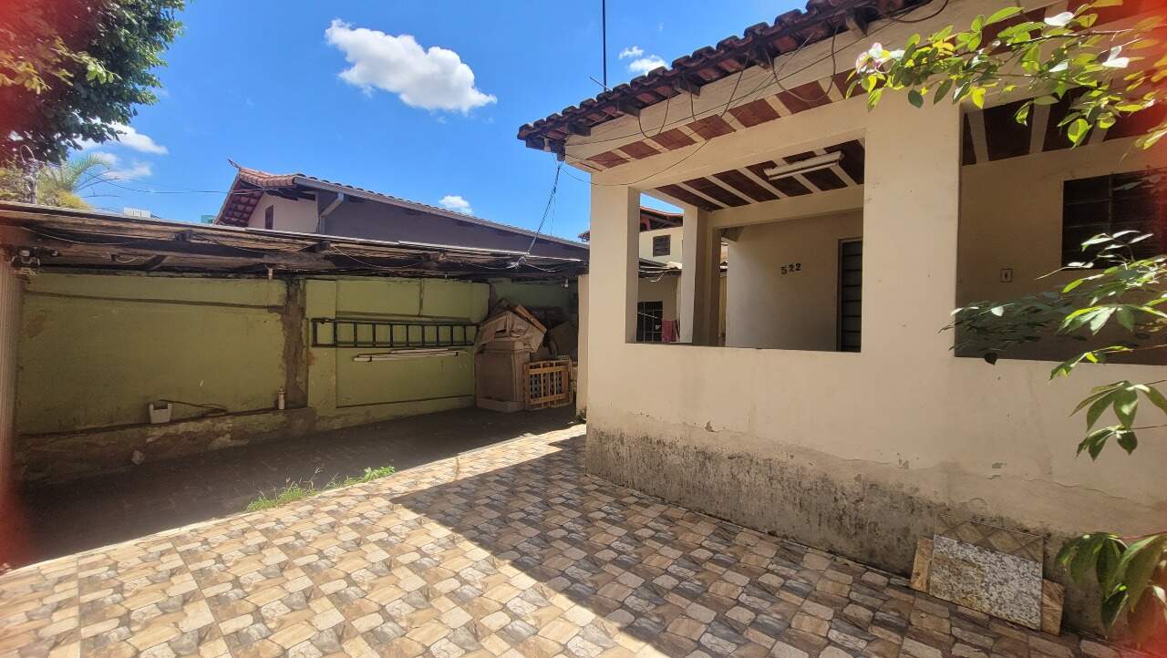 Casa à venda no Barreiro: Casa no Centro do Barreiro de 4 quartos e 2 barracões