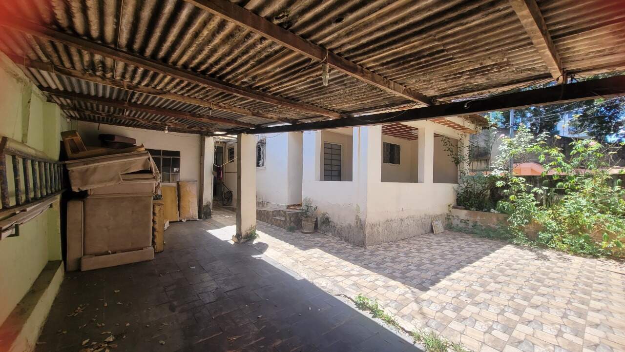 Casa à venda no Barreiro: Casa no Centro do Barreiro de 4 quartos e 2 barracões