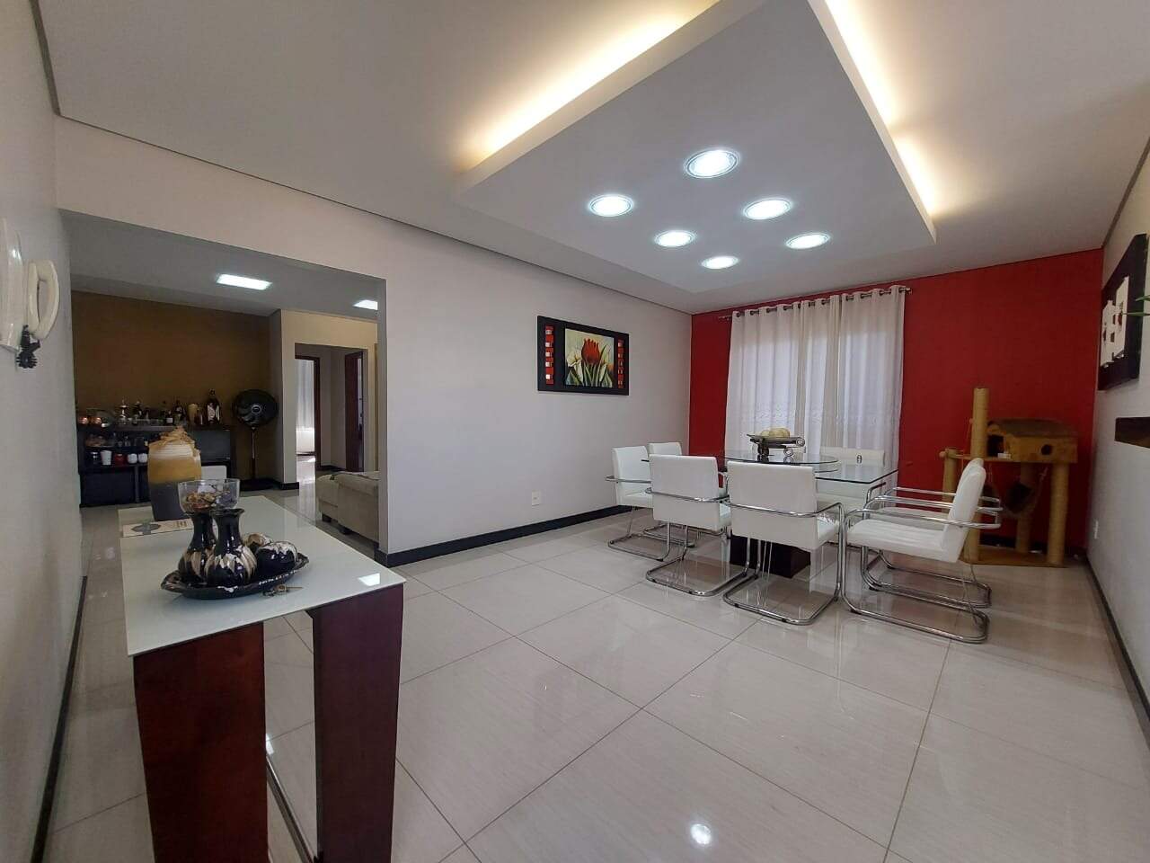 Casa à venda no Diamante: Excelente Casa com 05 quartos planejados com móveis planejados no Diamante, região do Barreiro.