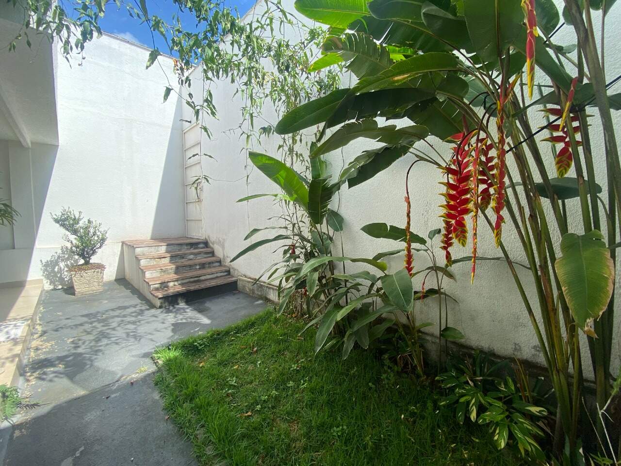 Casa à venda no Regina: Casa residencial em Belo Horizonte (Regina) - 3 quartos, 1 suíte, 360m² de terreno
