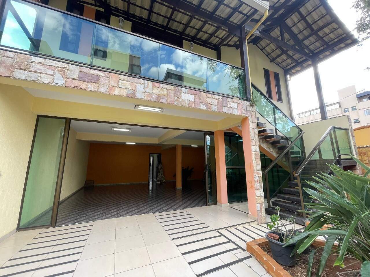 Casa para aluguel no Barreiro: Casa para alugar, 06 Quartos sendo 02 suítes e 04 Vagas, na região do Barreiro.