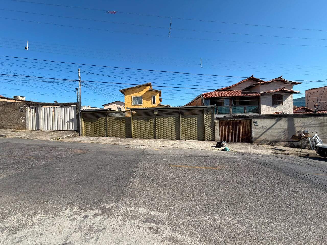 Casa Geminada à venda no Brasil Industrial: Casa Geminada à venda, 02 quartos e 01 vaga no bairro Brasil Industrial região do Barreiro.
