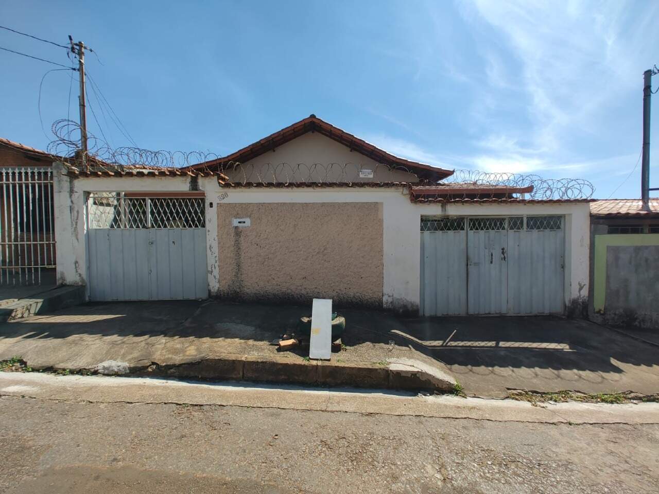 Casa à venda no Barreiro: Casa à venda, 04 Quartos sendo 01 suíte, e 03 vagas, no Conjunto Ademar Maldonado, região do Barreiro