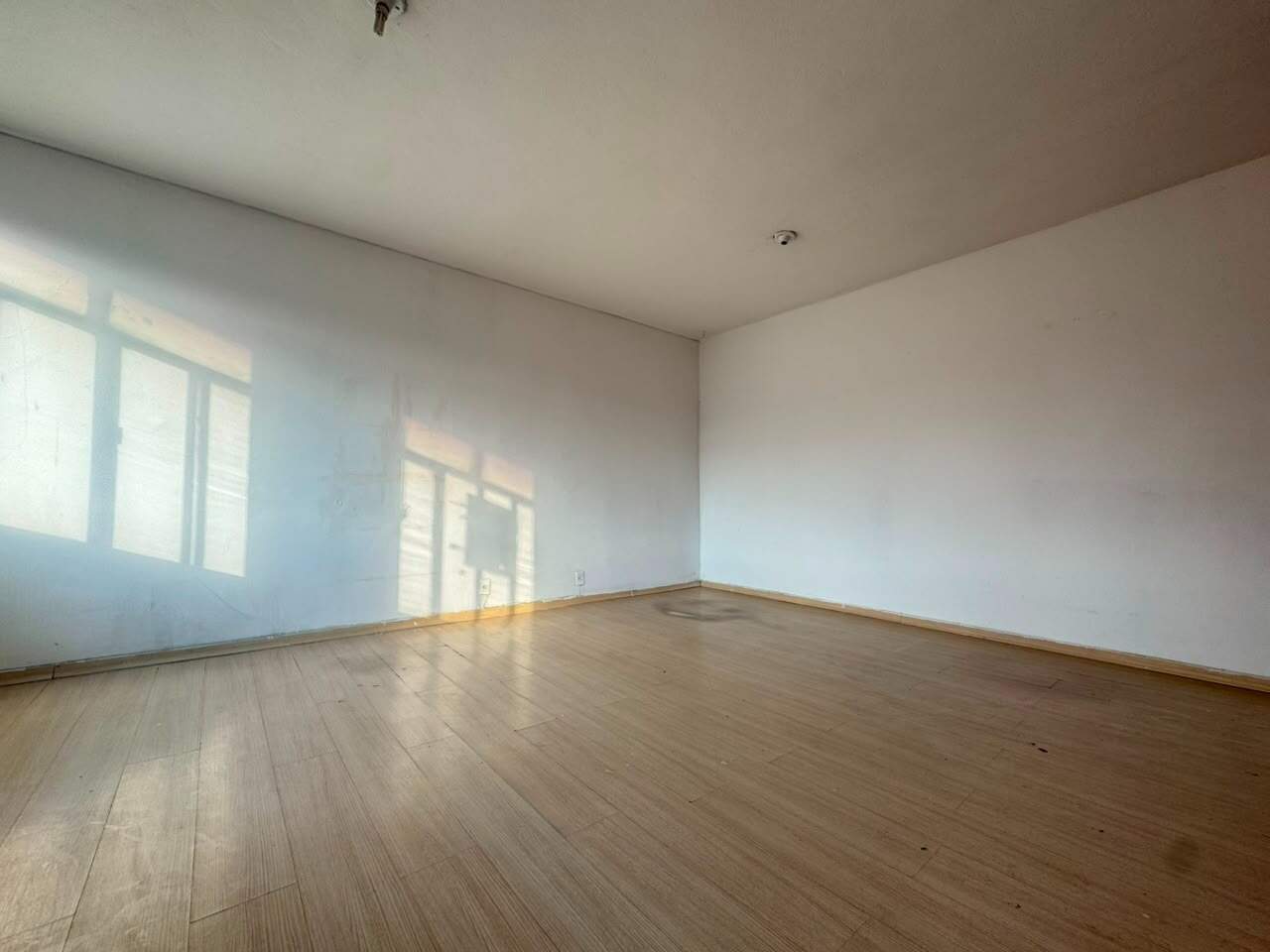 Sala para aluguel no Barreiro: Sala para alugar, no centro comercial do Barreiro.