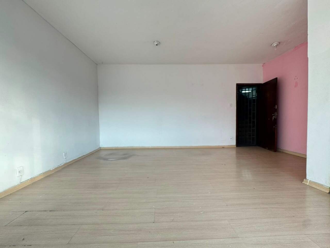 Sala para aluguel no Barreiro: Sala para alugar, no centro comercial do Barreiro.