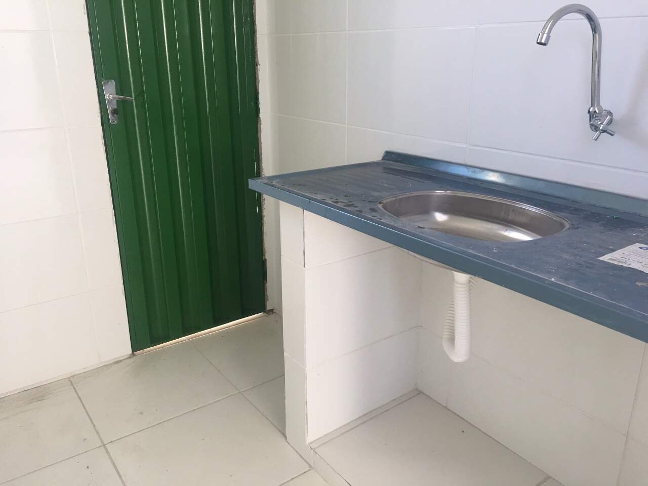 Casa Geminada para aluguel no Tirol: Casa para alugar, 02 Quartos, Tirol - Barreiro/MG