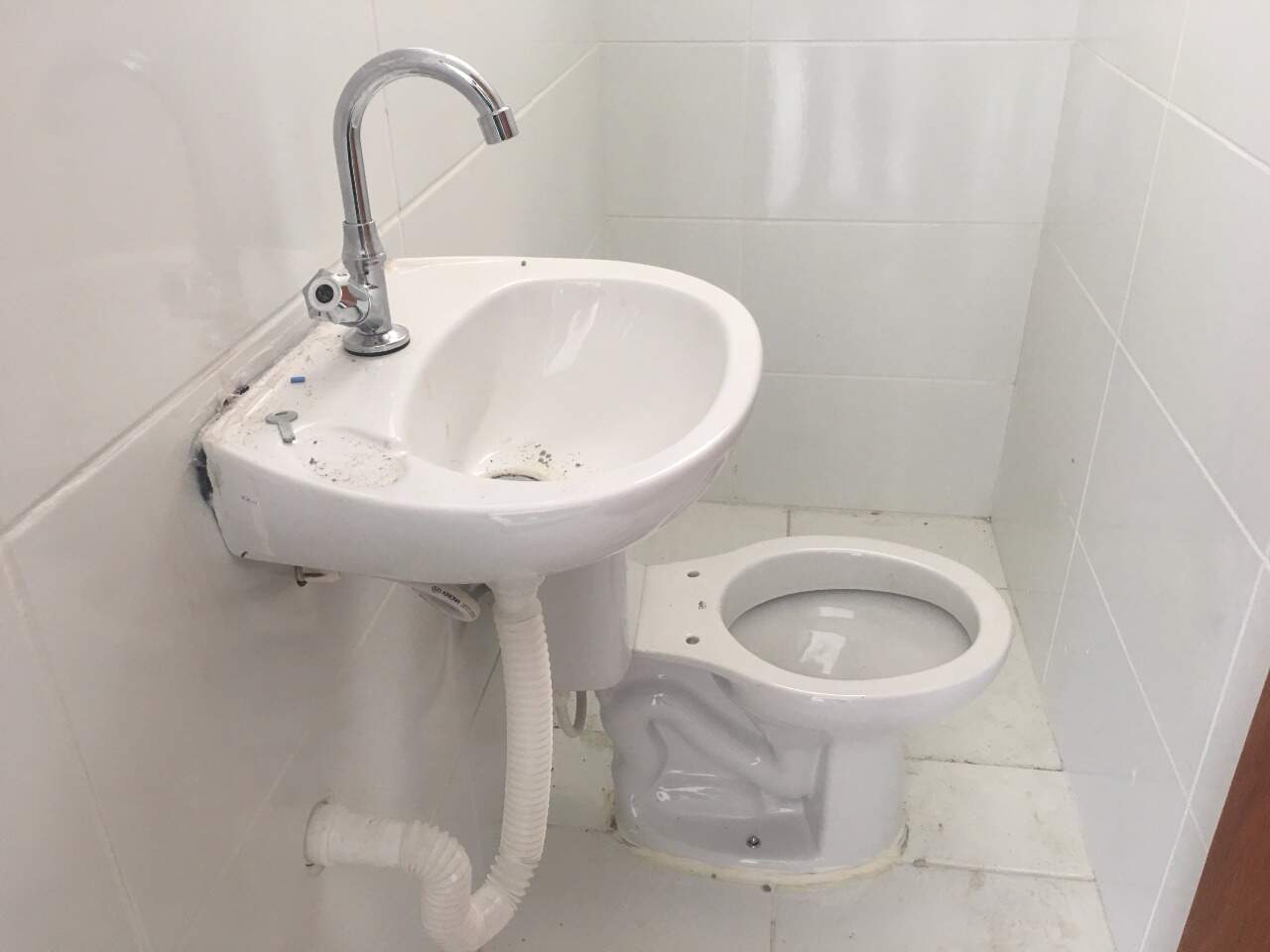 Casa Geminada para aluguel no Tirol: Casa para alugar, 02 Quartos, Tirol - Barreiro/MG