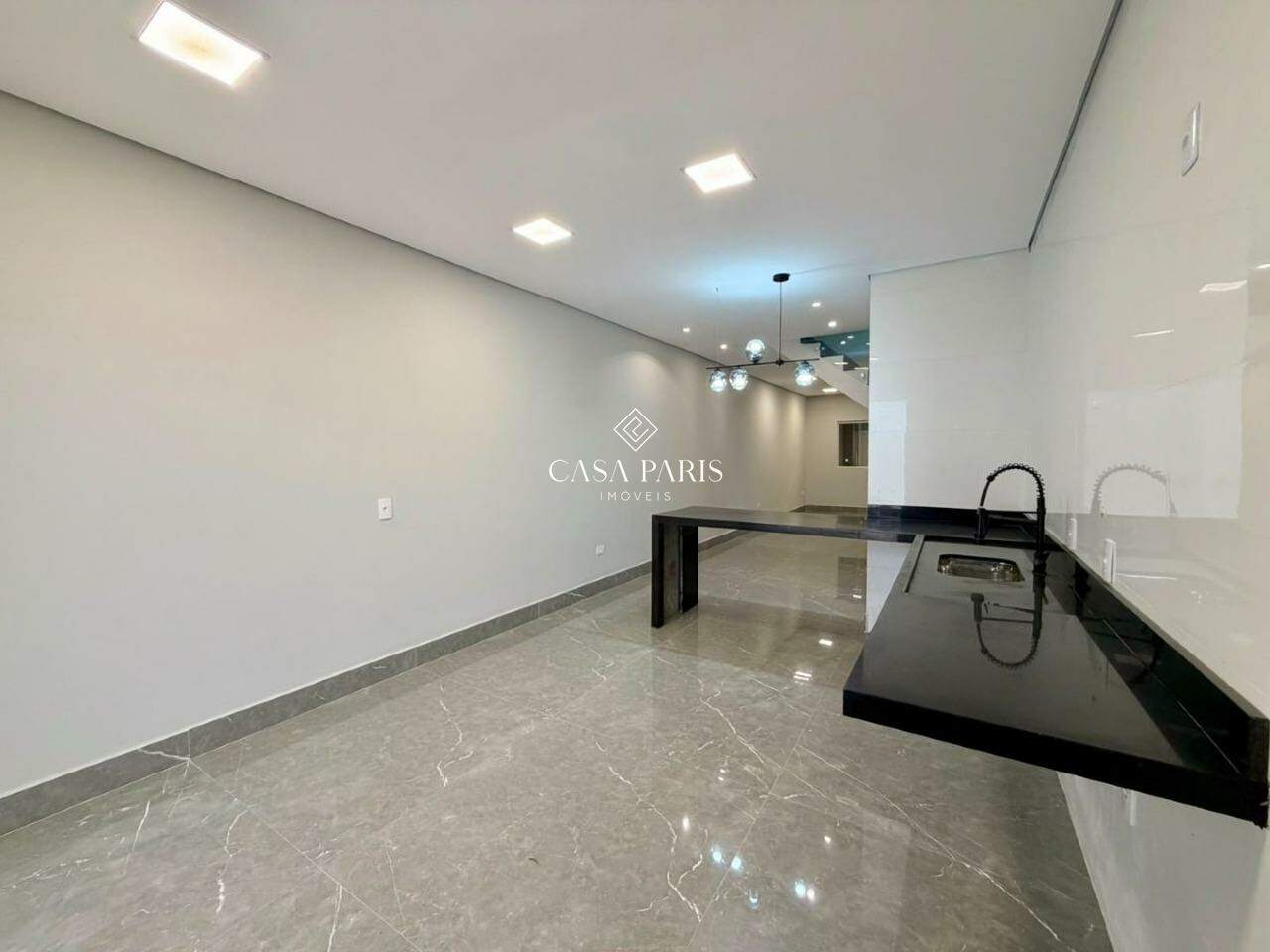 Sala à venda no Canto do Forte: 