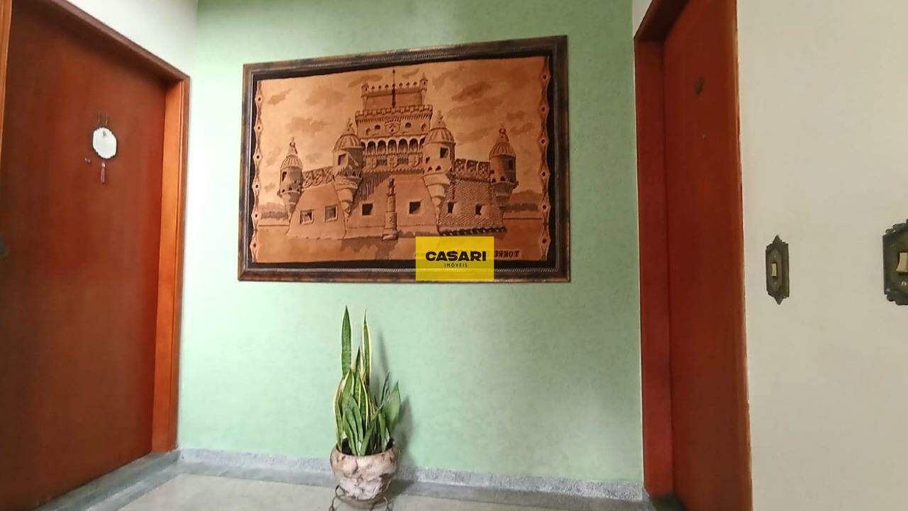Apartamento para à venda no bairro Rudge Ramos, São Bernardo do Campo - Casari Imóveis: Hall (2 apartamentos por andar)