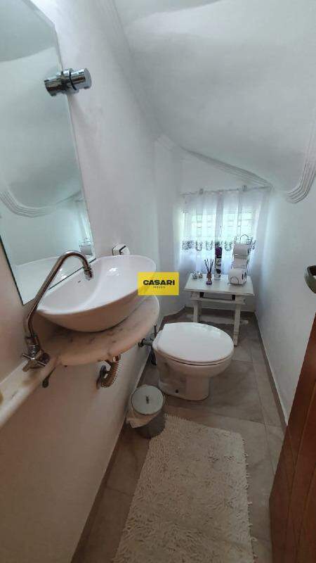 Sobrado para à venda no bairro Demarchi, São Bernardo do Campo - Casari Imóveis: Lavabo