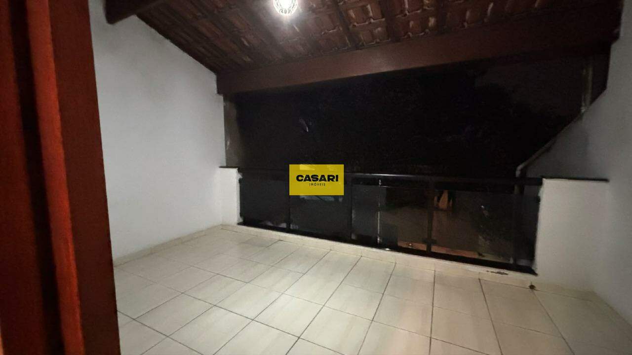 Casa Assobradada para para aluguel no bairro Montanhão, São Bernardo do Campo - Casari Imóveis: 