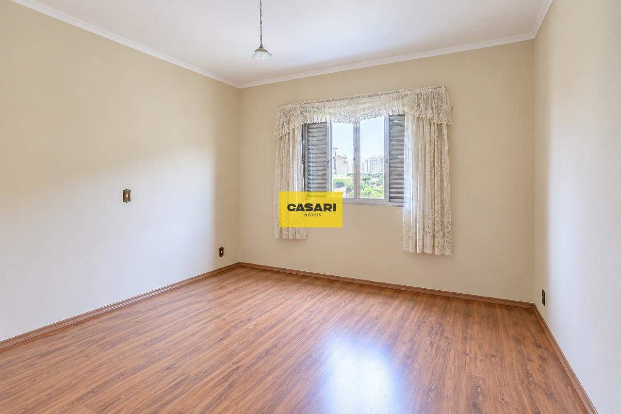 Sobrado à venda com 3 quartos quartos e 240 m² no bairro Jardim Santo Antônio, Santo André - Casari Imóveis: 