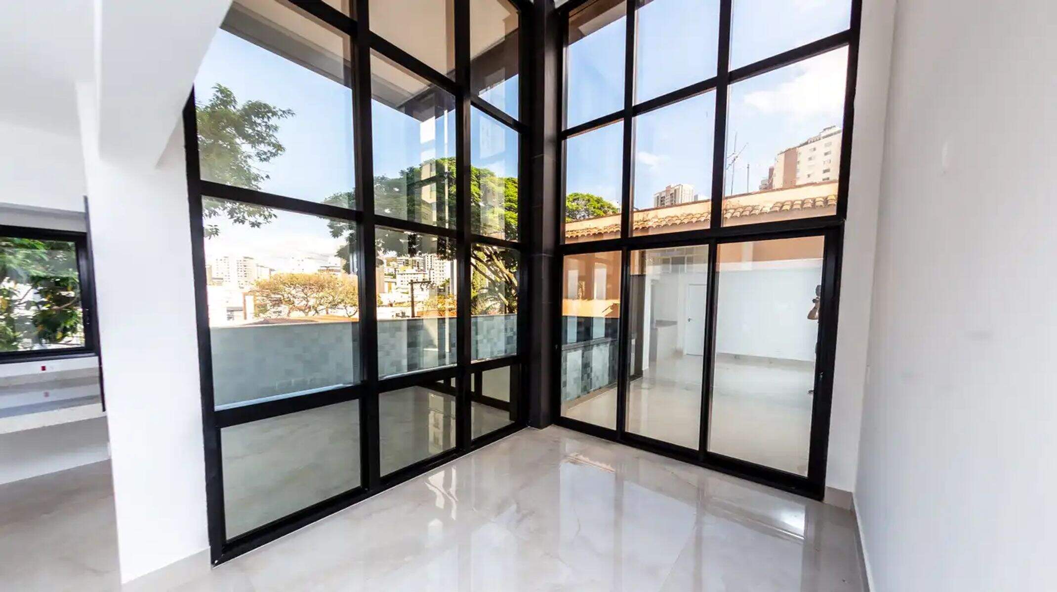 Apartamento à venda no Sion: Estar no pé direito duplo