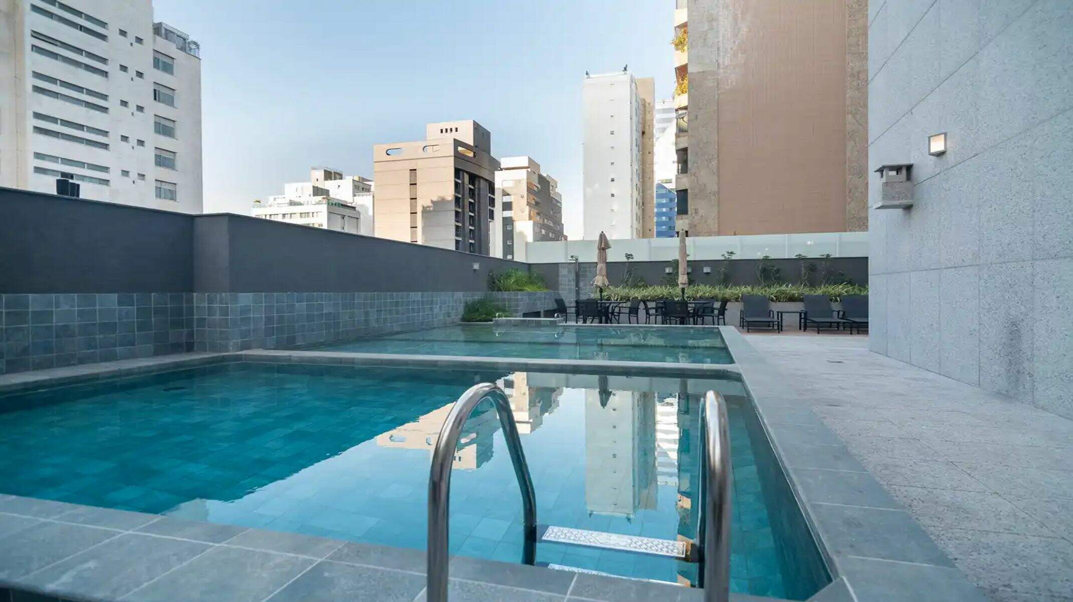Apartamento à venda no Lourdes: Piscina externa