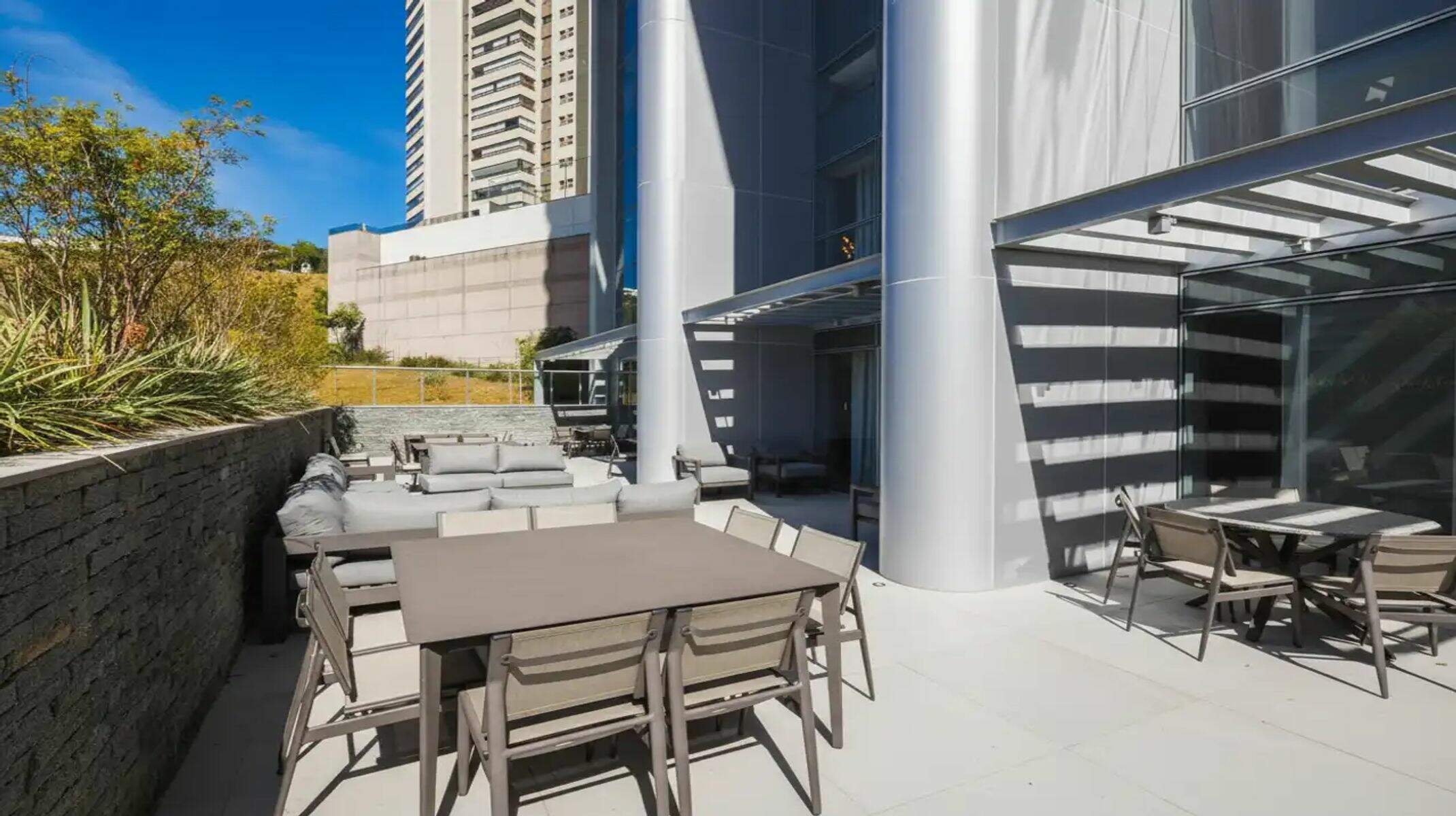 Apartamento à venda no Vale do Sereno: Terraço do salão de festas
