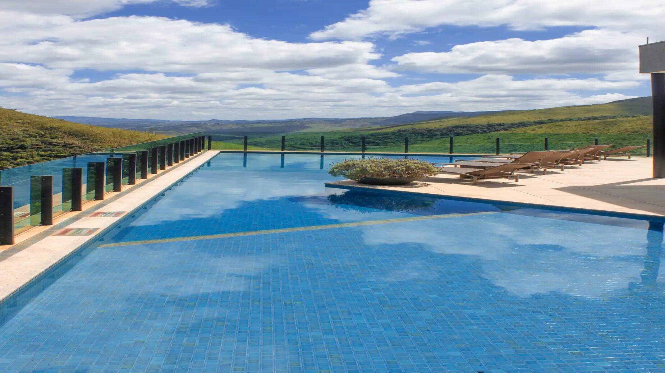 Apartamento à venda no Morro do Chápeu: Piscina com deck