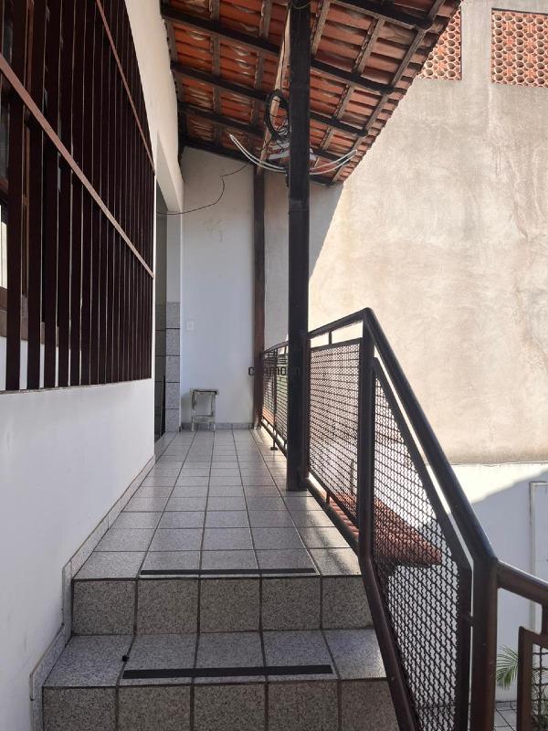 Casa à venda no Ibes: 5 quartos, 2 banheiros e 2 vagas.