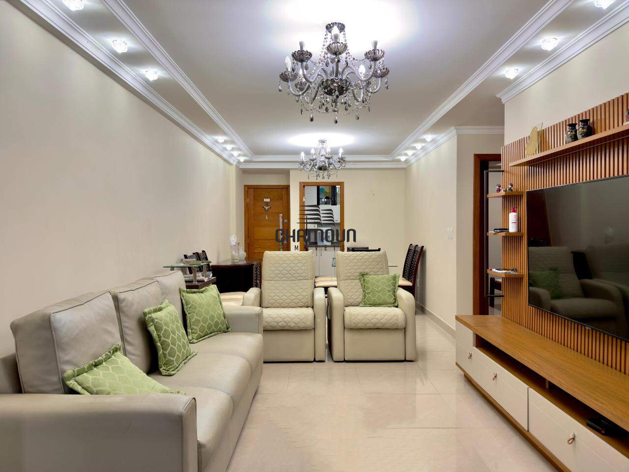 Apartamento à venda no Centro Guarapari: 2 quartos, sendo 1 suíte com varanda, e 1 vaga garagem coberta.