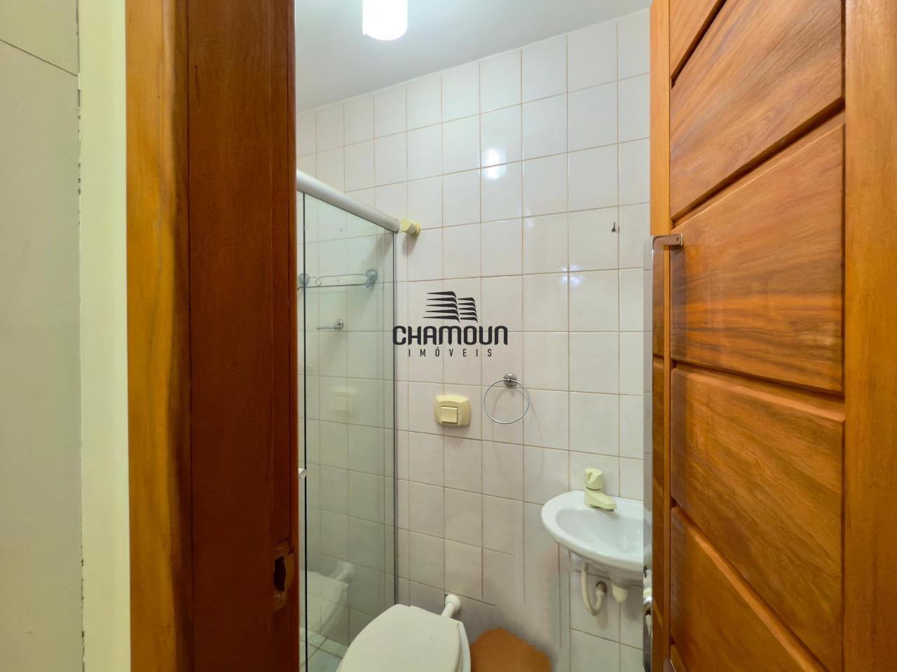 Apartamento à venda no Centro Guarapari: 2 quartos, sendo 1 suíte com varanda, e 1 vaga garagem coberta.