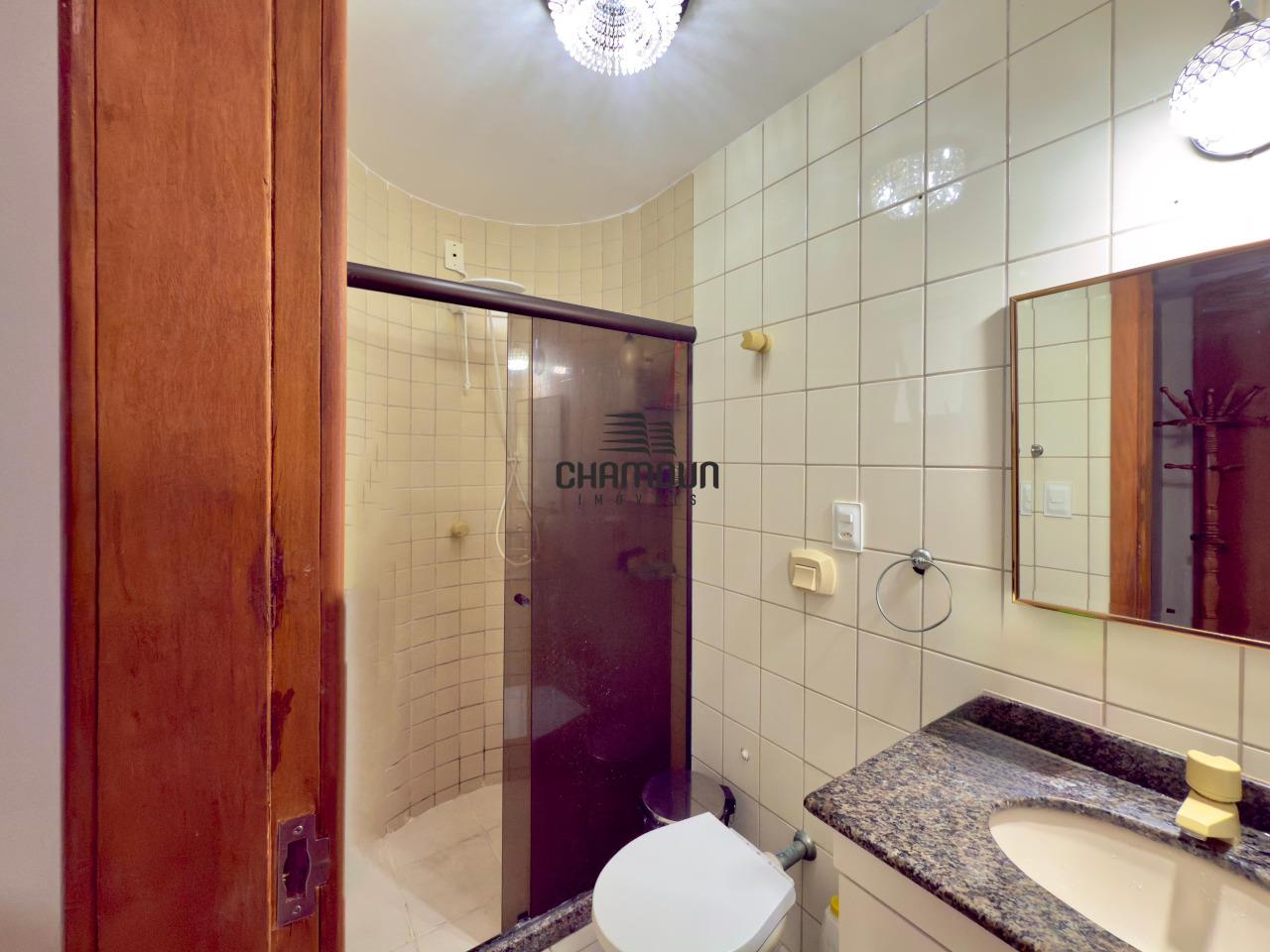 Apartamento à venda no Centro Guarapari: 2 quartos, sendo 1 suíte com varanda, e 1 vaga garagem coberta.