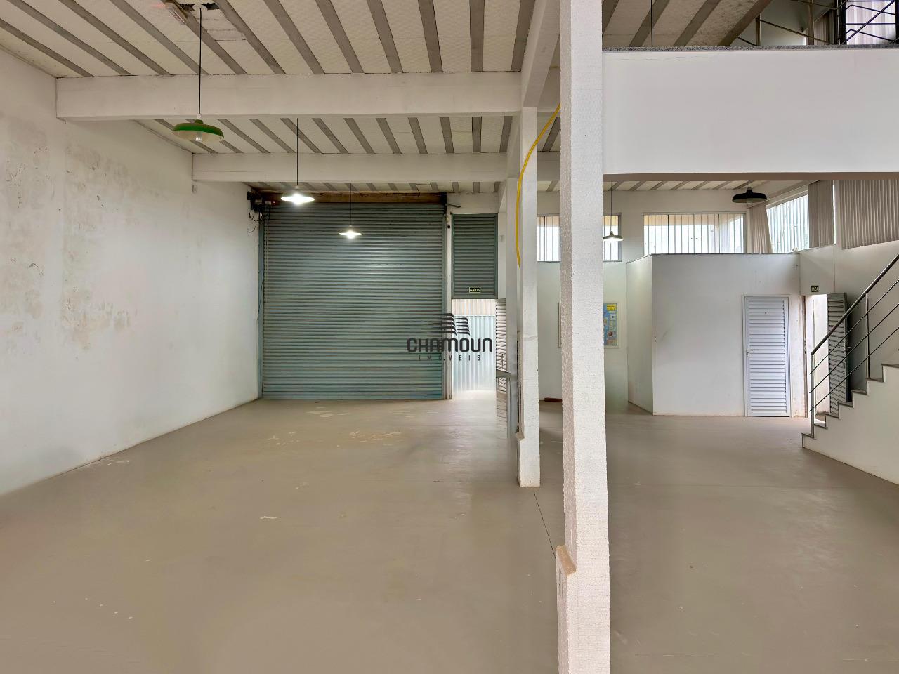 Galpão à venda no Itapebussu: Prédio comercial á venda com 440m2 com estacionamento