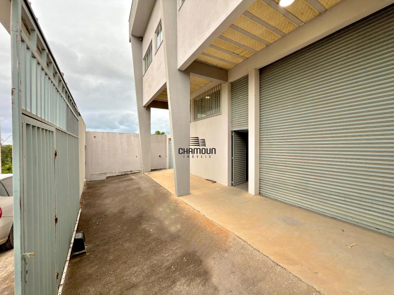 Galpão à venda no Itapebussu: Prédio comercial á venda com 440m2 com estacionamento