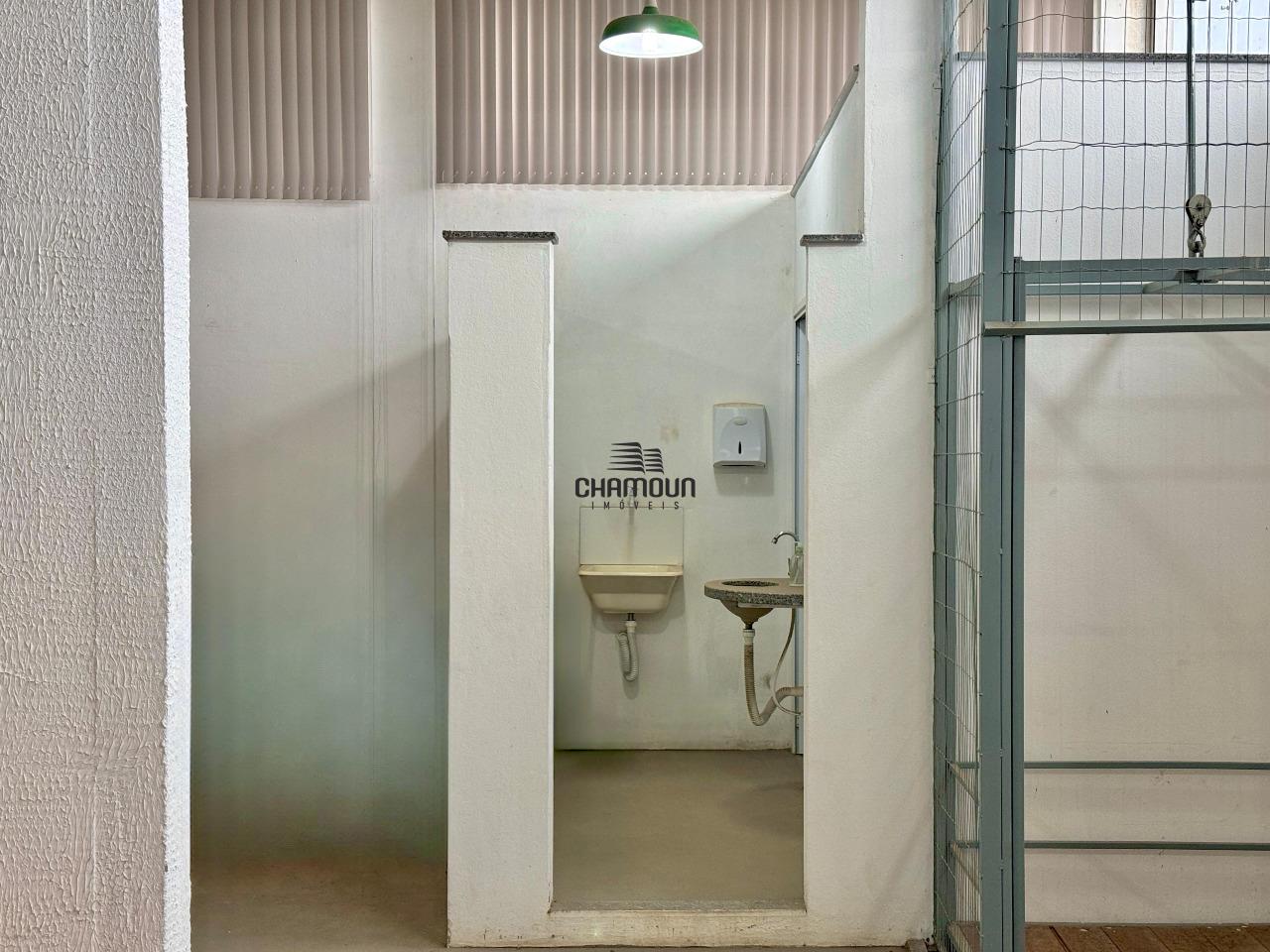 Galpão à venda no Itapebussu: Prédio comercial á venda com 440m2 com estacionamento