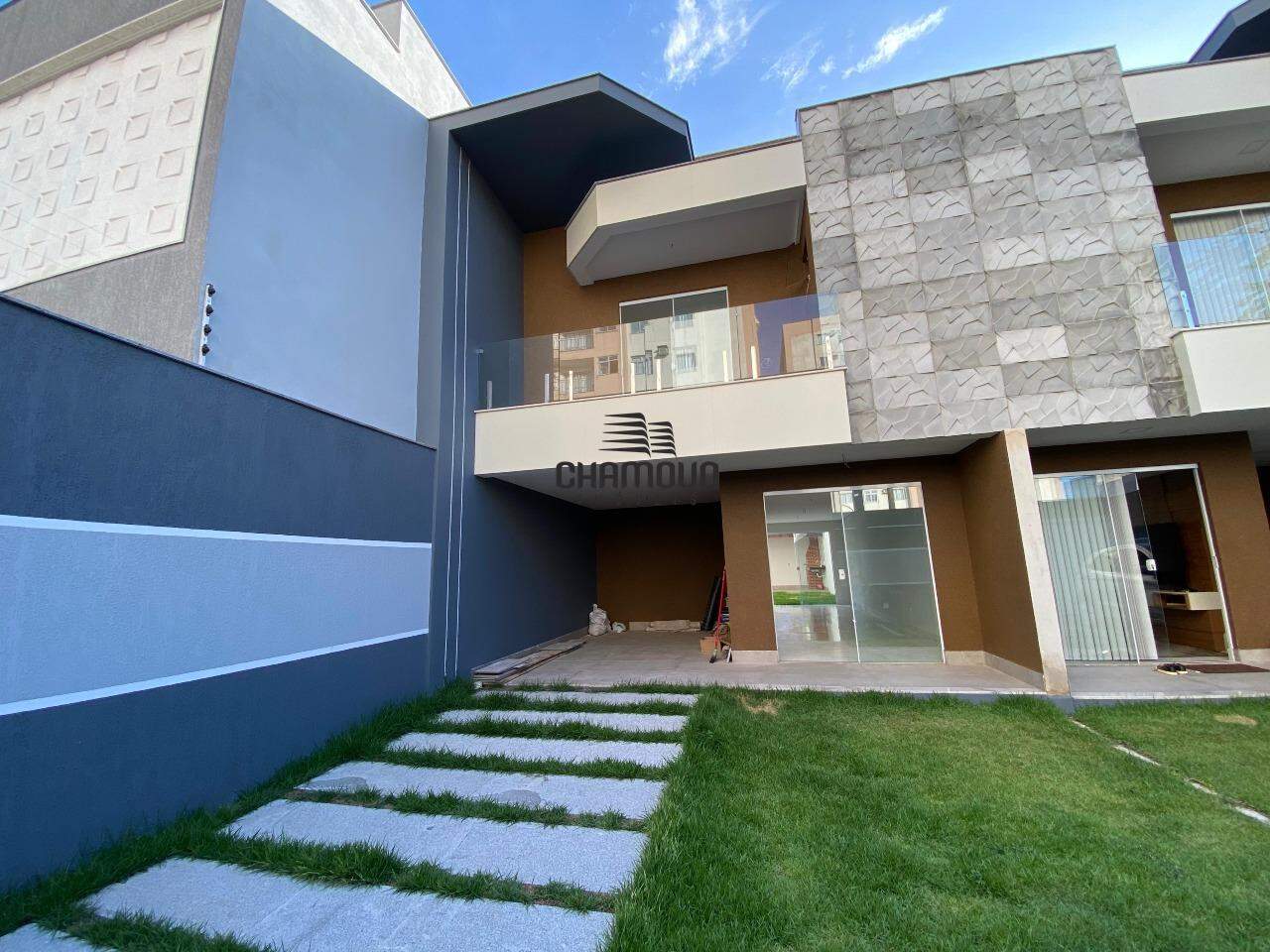 Casa à venda no Jardim Boa Vista: 3 quartos sendo 1 suite com closet e 2 vagas na garagem. 