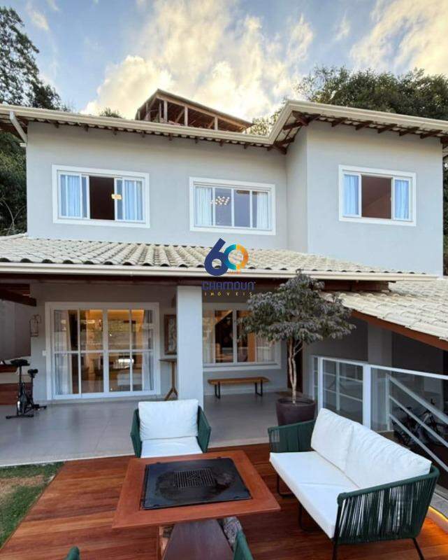 Casa à venda no Centro:  4 Suítes no Coração da Cidade de Domingos Martins.