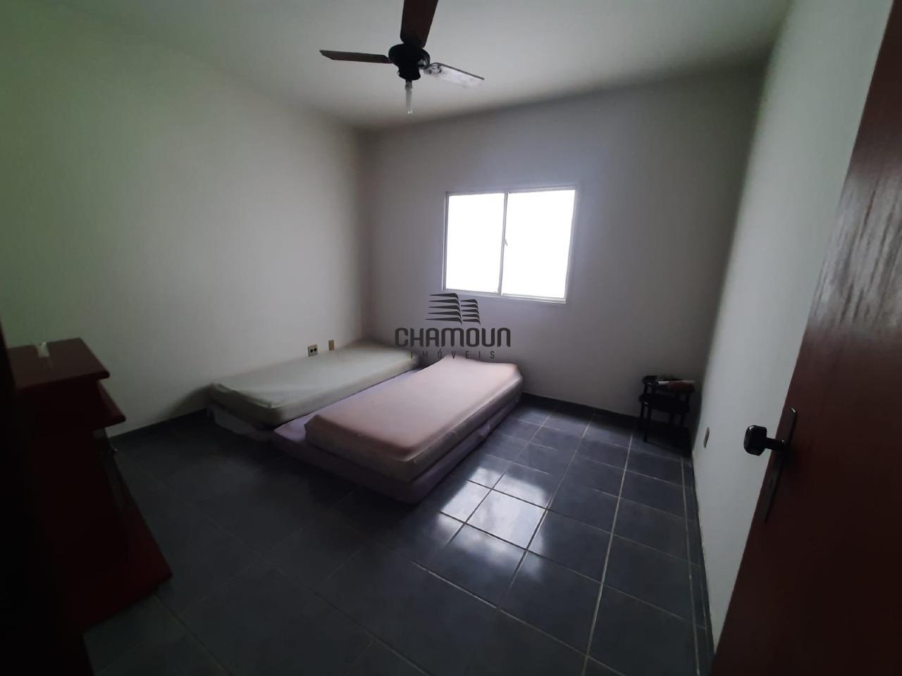 Cobertura à venda no Praia do Morro: * 4 quartos, sendo 2 suítes; * Área para churrasco; * Sala de TV e jantar; * Banheiro social; * Cozinha  * 2 vagas de garagem;