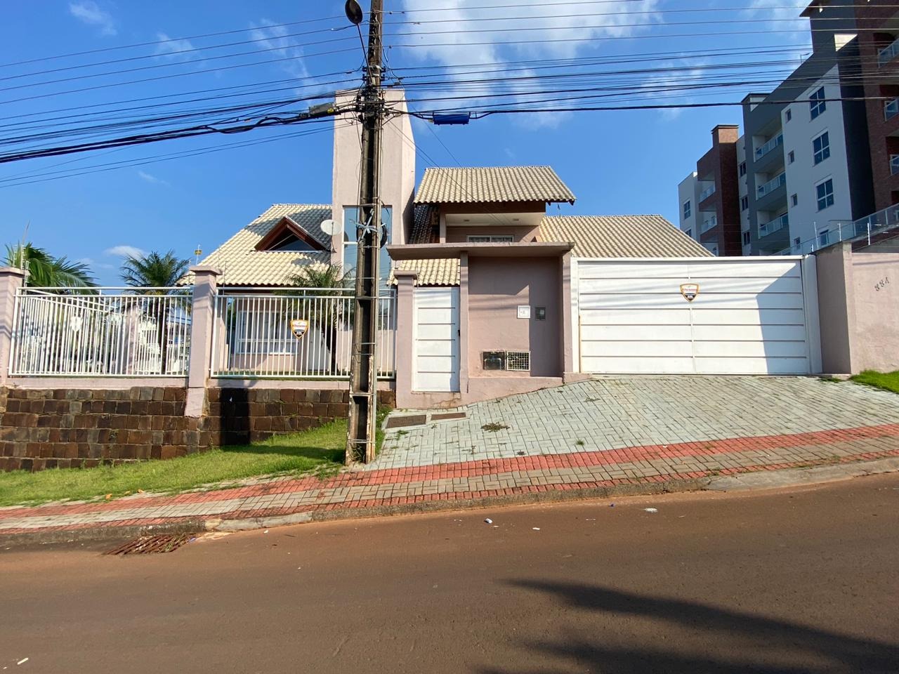 Casa para alugar com 3 dormitórios, 4 banheiros, 2 vagas de garagens e 160m² de área privativa no bairro Esplanada