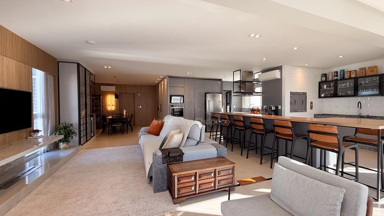 Apartamento à venda com 3 dormitórios, 4 banheiros e 197m² de área privativa no bairro Centro