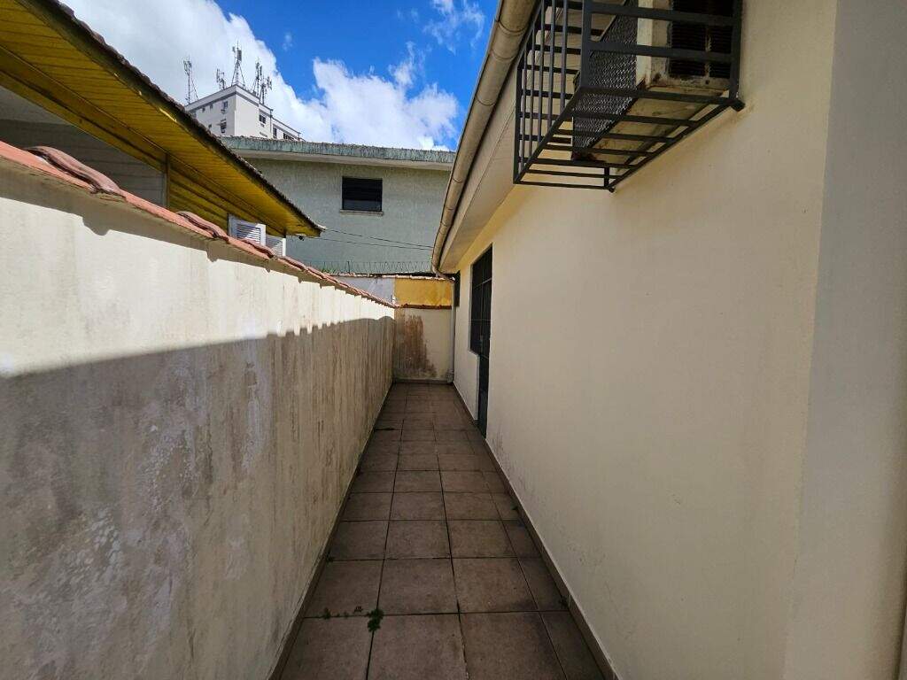 Casa para aluguel no Ponta da Praia: Corredor dos fundos casa da frente