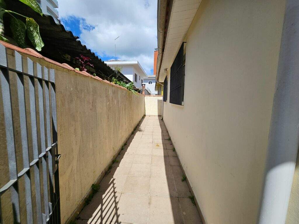 Casa para aluguel no Ponta da Praia: Corredor lateral casa da frente