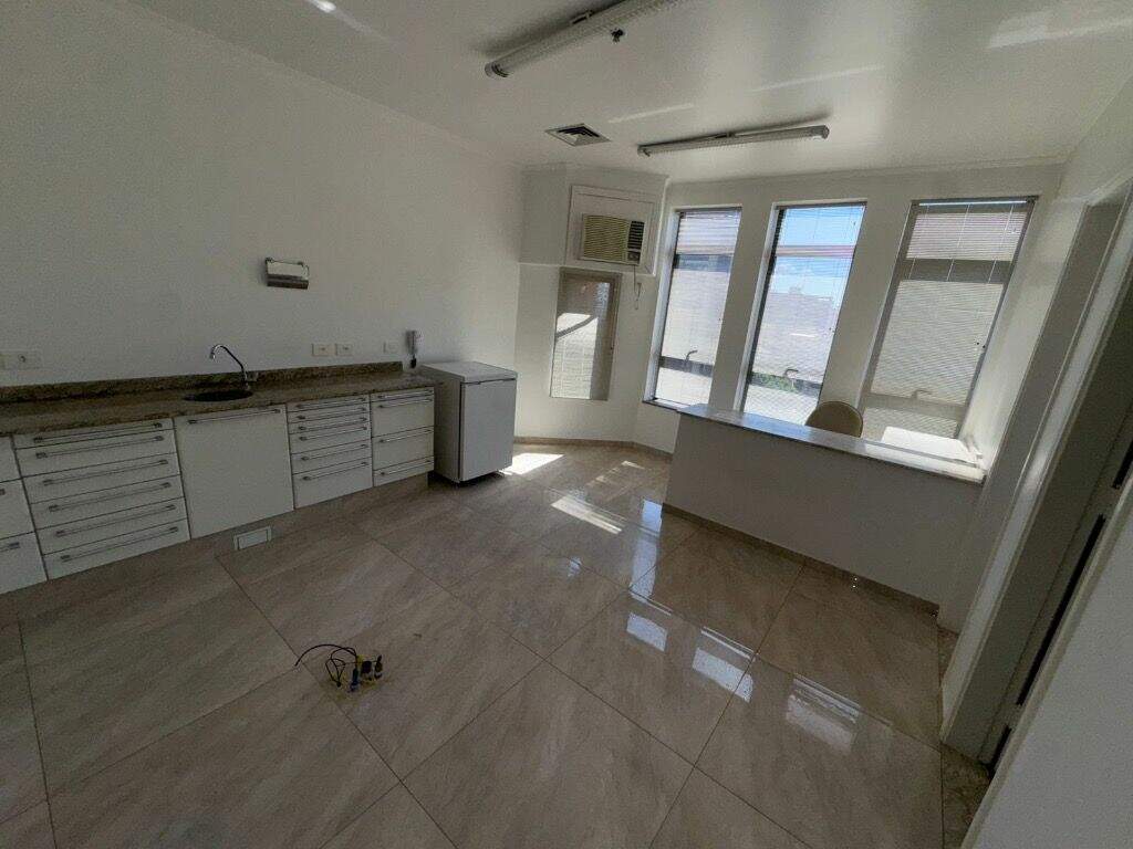 Sala à venda no Embaré: 