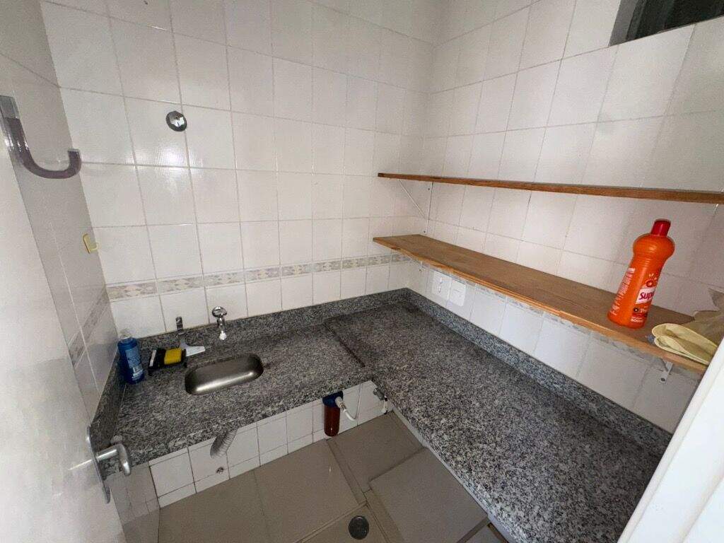 Sala à venda no Embaré: 