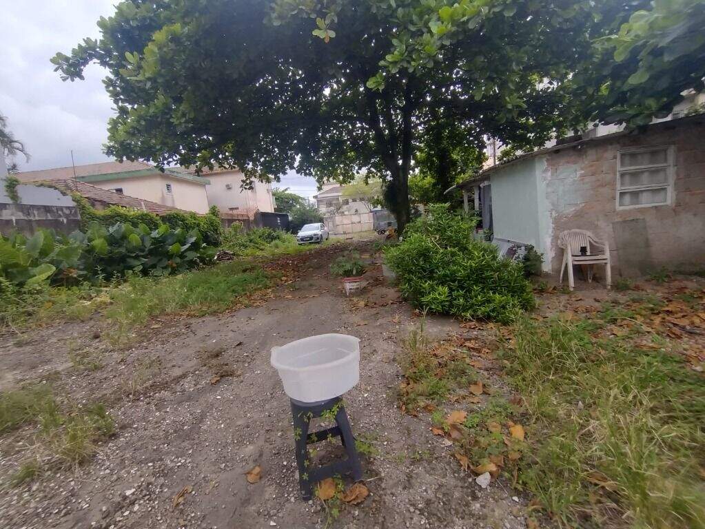 Terreno à venda no Ponta da Praia: 