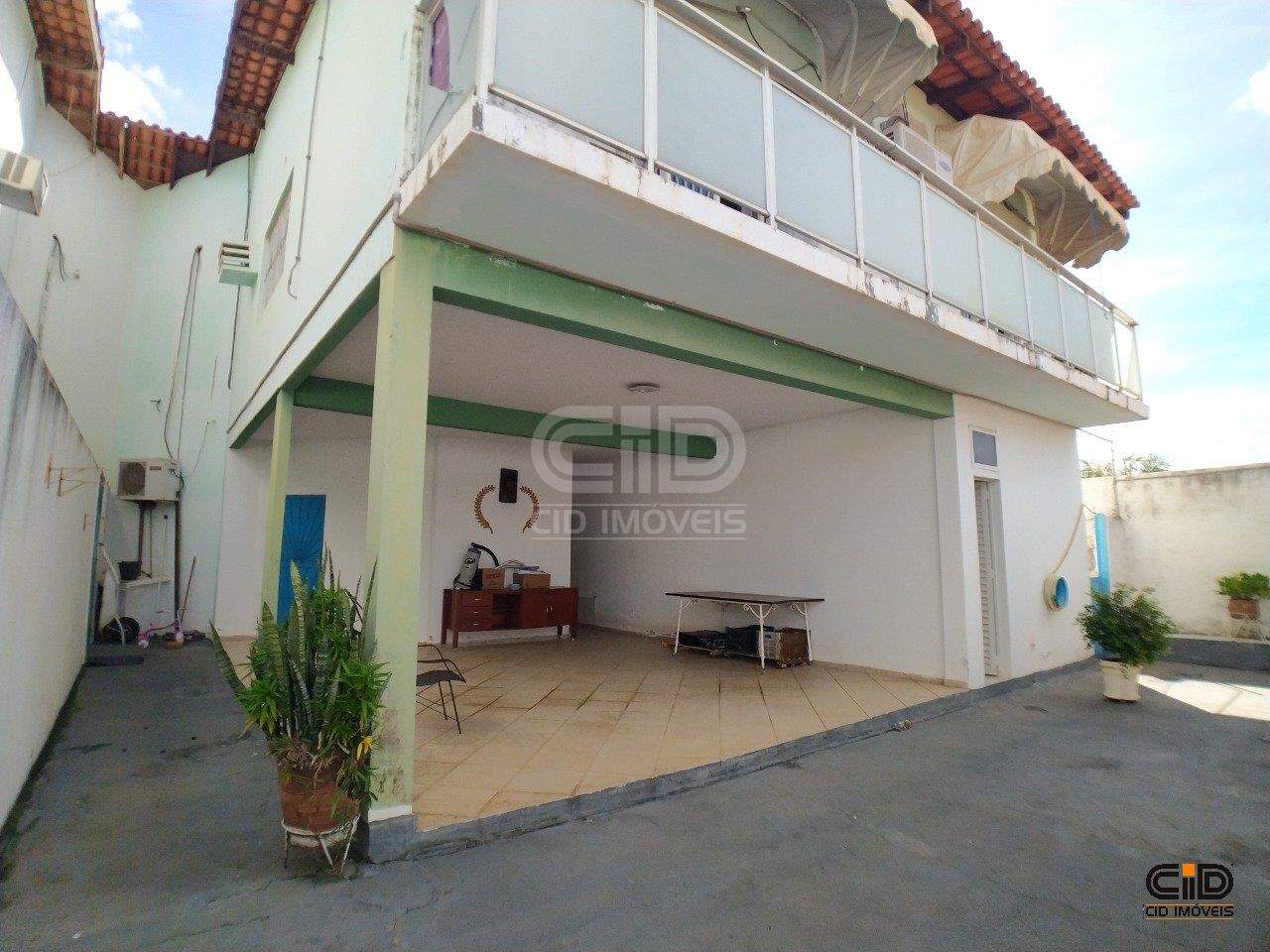 Casa à venda com 3 quartos, 391m² - Foto 1