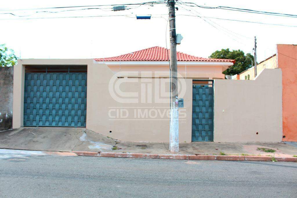 Casa para alugar com 3 quartos, 230m² - Foto 1