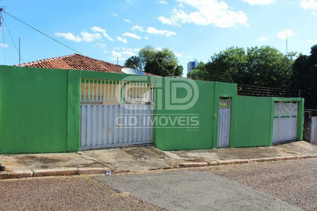 Casa para alugar com 3 quartos, 185m² - Foto 1