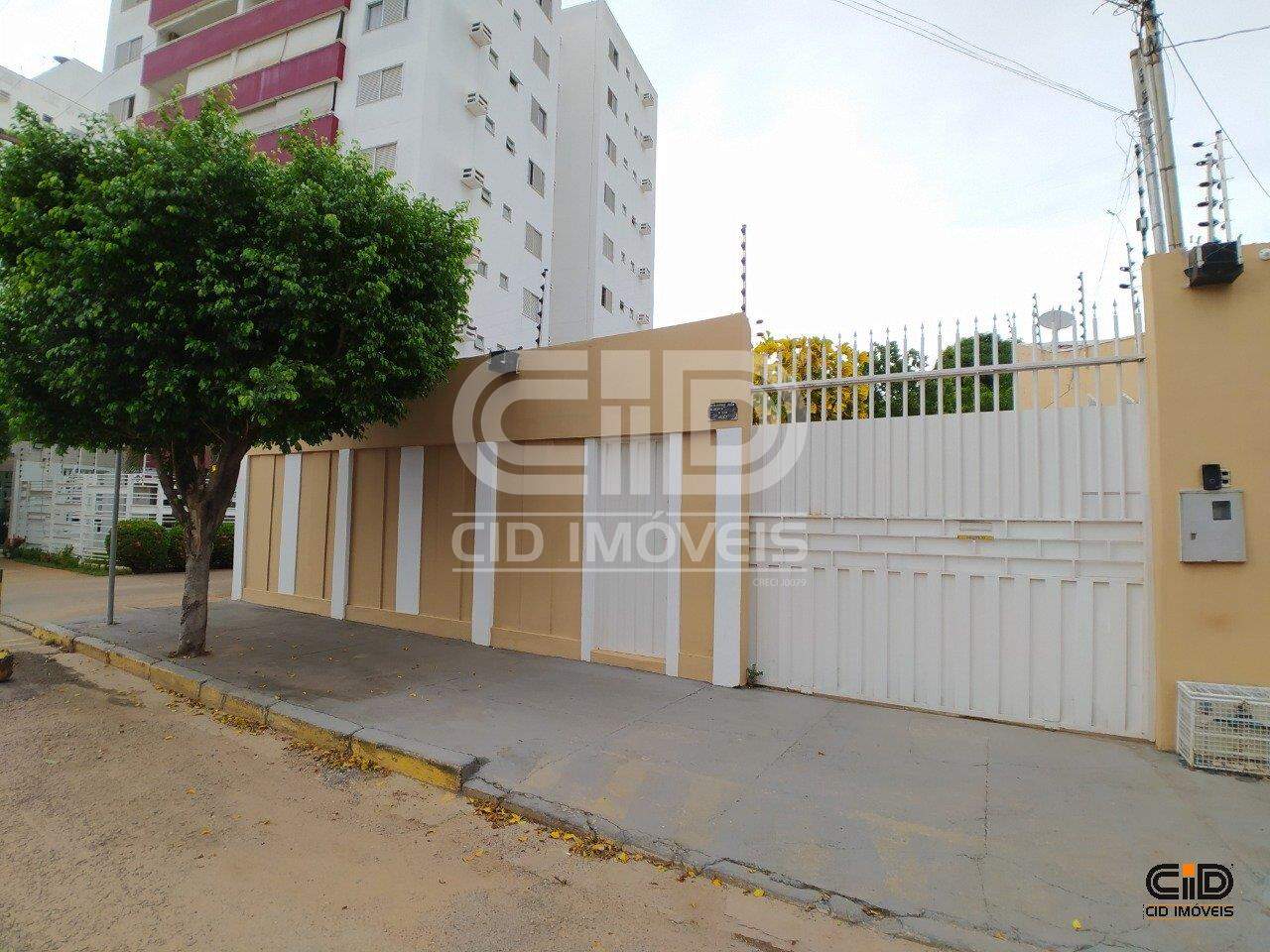 Casa para alugar com 4 quartos, 328m² - Foto 2