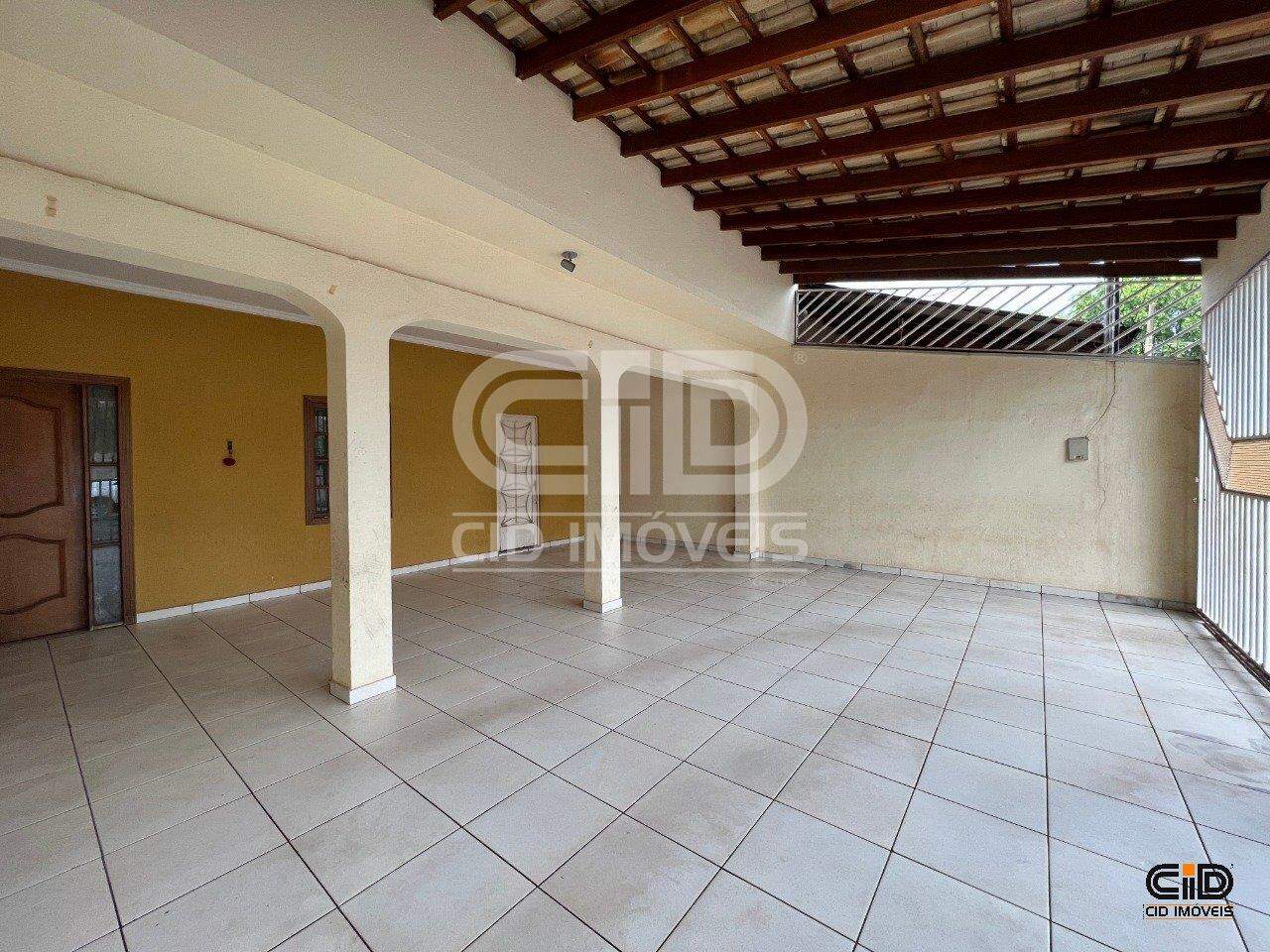 Casa para alugar com 3 quartos, 243m² - Foto 1