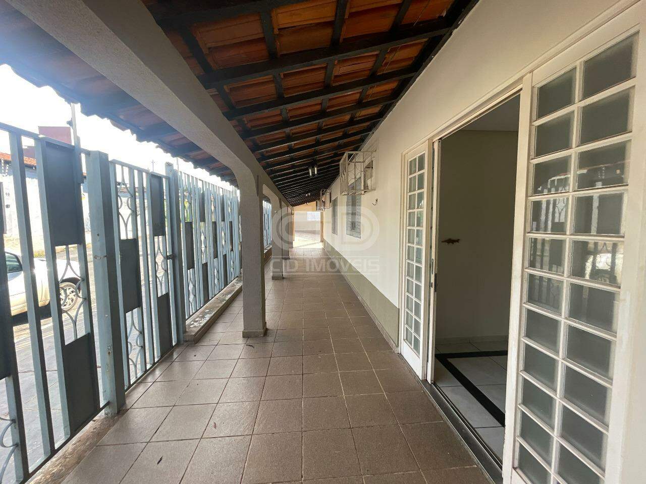 Casa para alugar com 6 quartos, 259m² - Foto 2