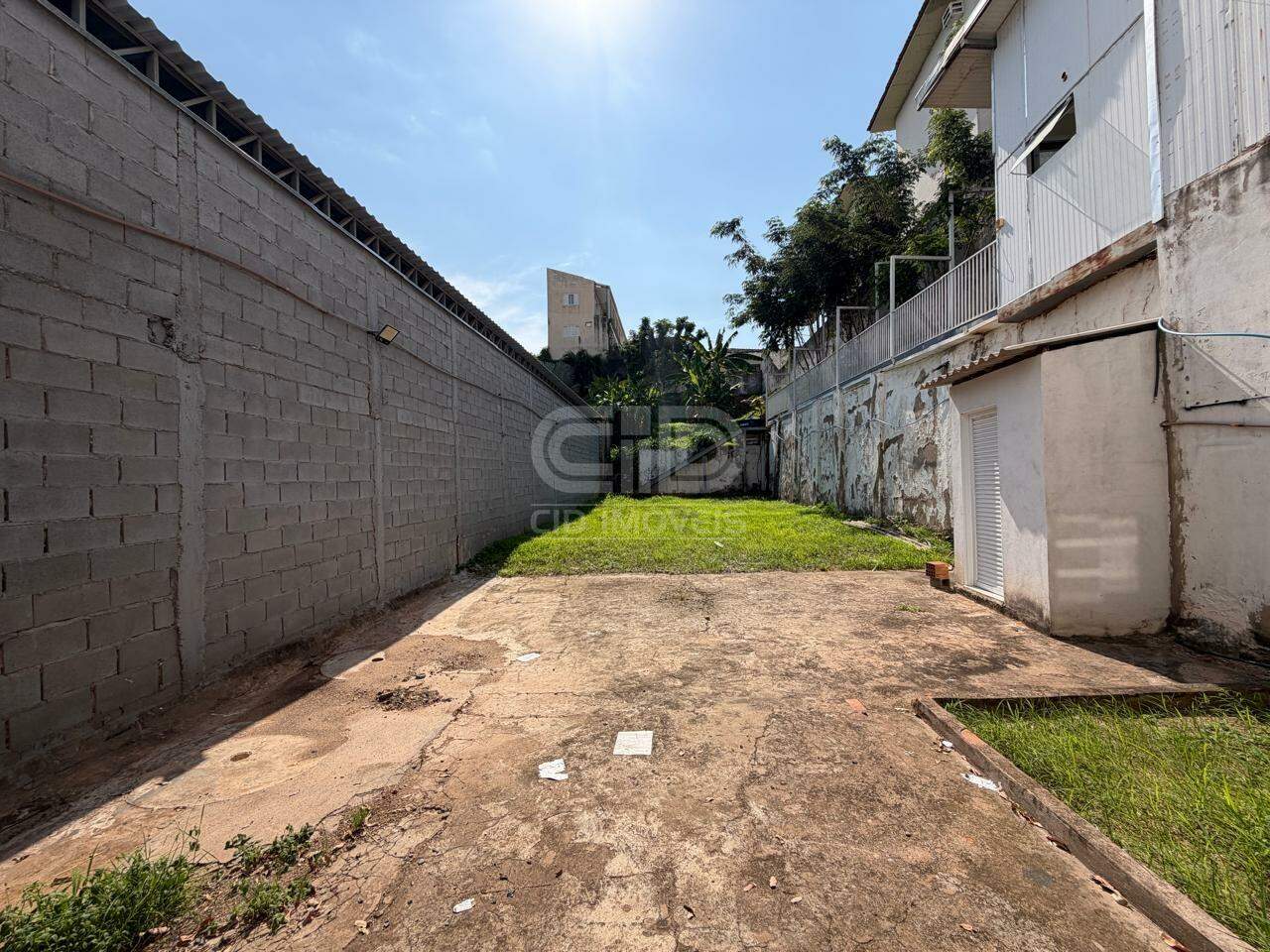 Imóvel comercial com 781m² na Av. Miguel Sutil 