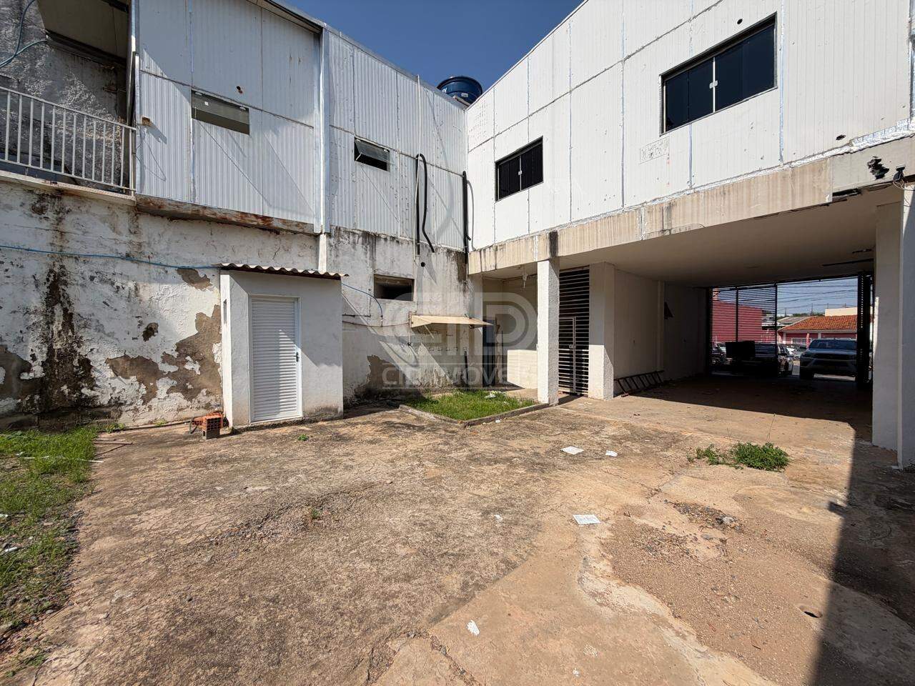 Imóvel comercial com 781m² na Av. Miguel Sutil 